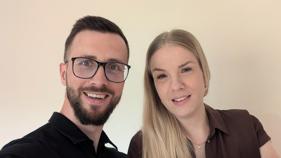 Szymon i Agata z agencji marketingowej CopywriterExpert w biurze. Certyfikowani eksperci Google Ads i AI oraz twórcy platformy edukacyjnej Jak Się Rozwijać.