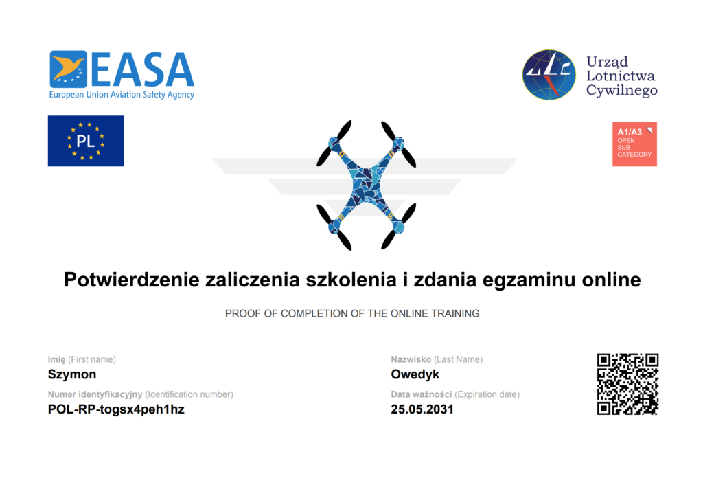 Oficjalne potwierdzenie kwalifikacji pilota drona – Szymon Owedyk z CopywriterExpert. Certyfikat kompetencji pilota bezzałogowych statków powietrznych w podkategoriach A1 i A3 wydany przez Urząd Lotnictwa Cywilnego.